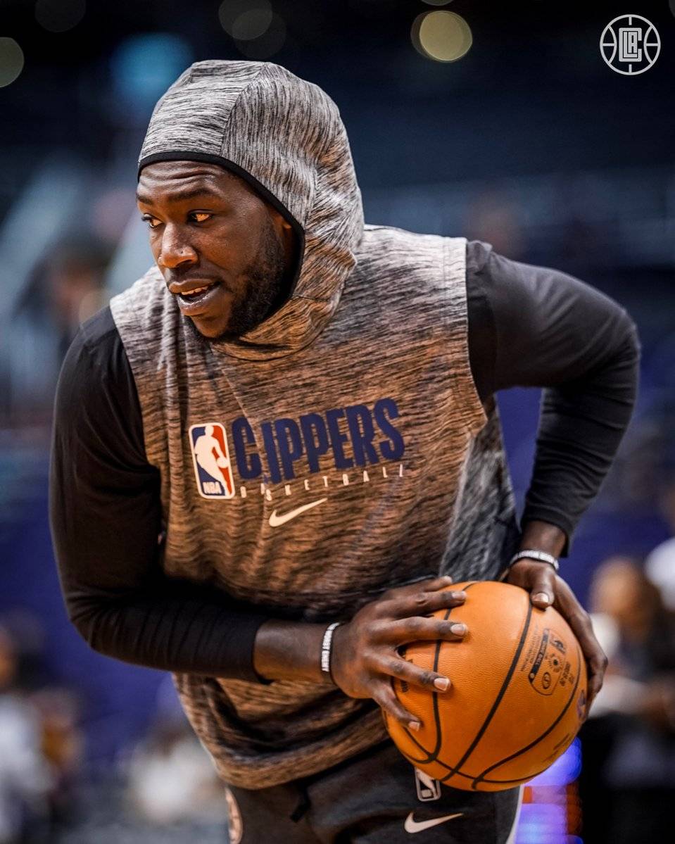 浓眉：弗拉格在琢磨如何在高压下打好球，把球稳稳传给队友（浓眉：弗拉格正琢磨如何在高压下发挥，把球稳稳地传给队友）