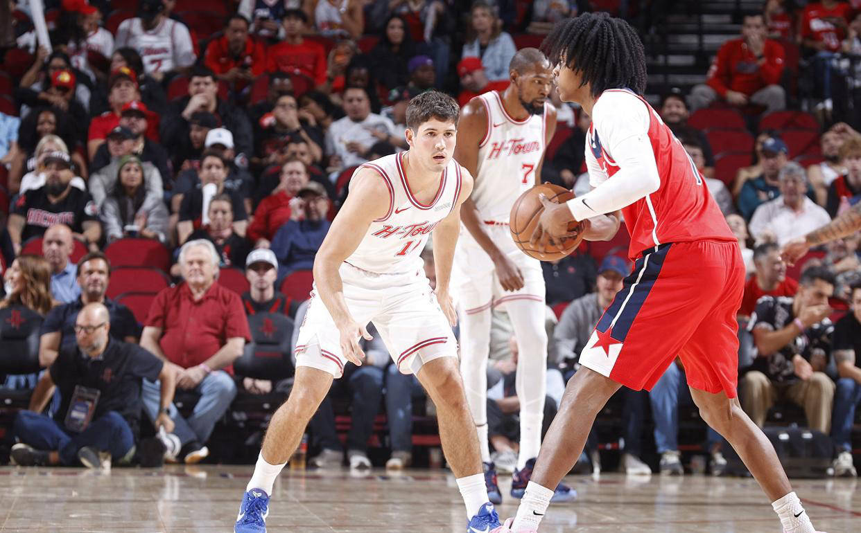 替补球员关键铲断破坏对手攻势（替补奇兵关键一铲瓦解对手进攻）