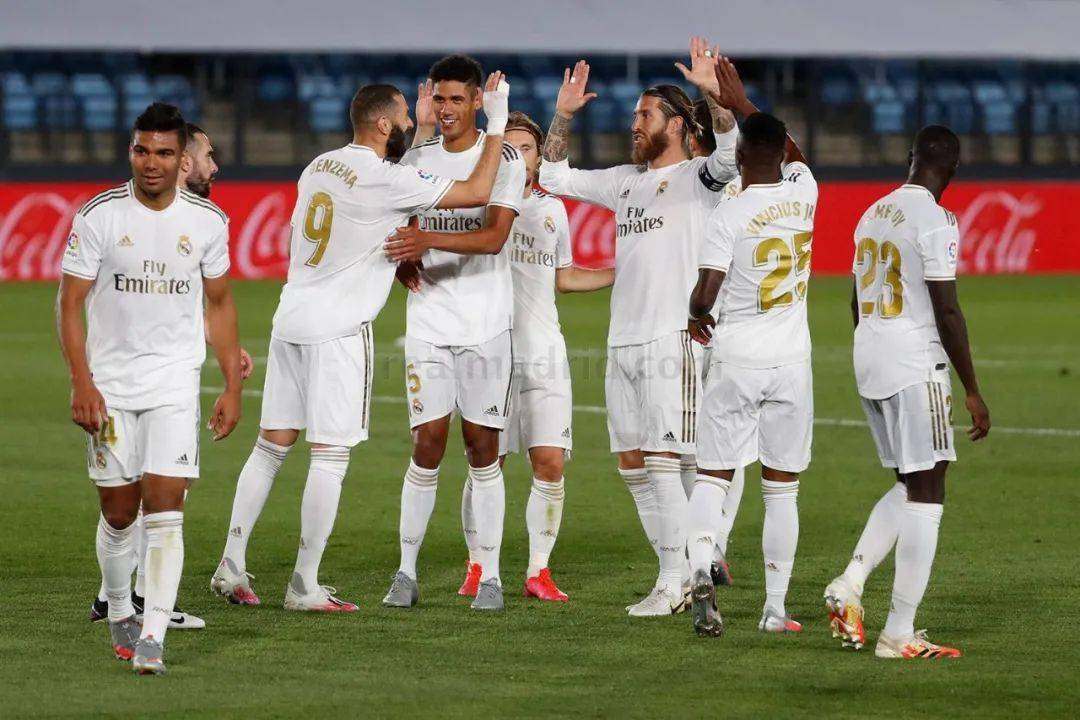 场均得分25+球员效率榜：里夫斯高居历史第二，仅逊约基奇