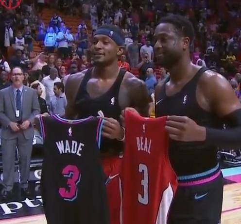 巴萨官方欢迎梅西回归诺坎普：里奥，我们随时欢迎你回家！（巴萨官宣欢迎梅西重返诺坎普：里奥，家门永远为你敞开）