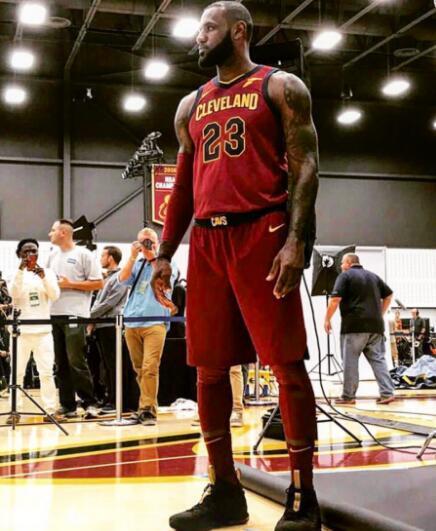 卢尼今日重返勇士主场，现场球迷将获赠一枚印有卢尼卡通照的徽章（卢尼今日回归勇士主场，现场派送卢尼卡通头像徽章）